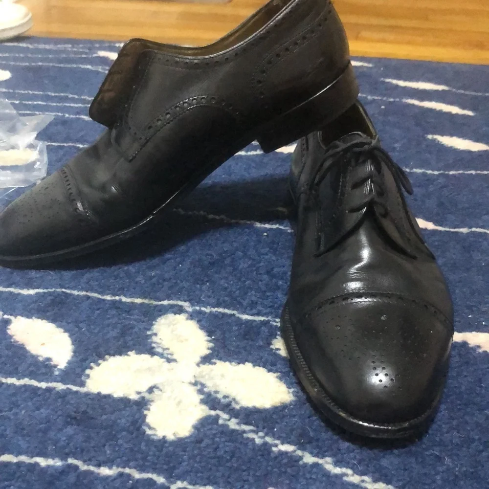 GUCCI VINTAGE BLACK LEATHER MEDALLION TOE CAPTOE SHOES 42